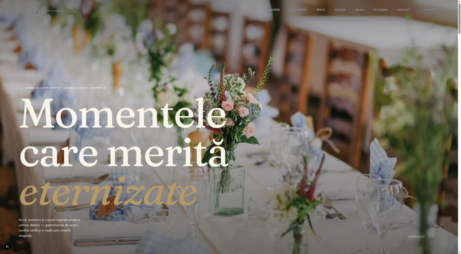 Concept Villa Aurelia: masă de nuntă cu flori și titlul „Momentele care merită eternizate”